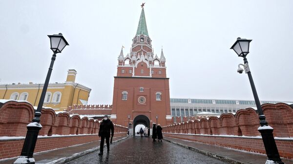 Троицкая башня с открытыми воротами на территорию Кремля.