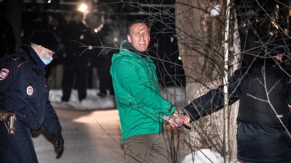 Сотрудники полиции выводят Алексея Навального (в центре) из здания 2-го отдела полиции Управления МВД России по г. о. Химки