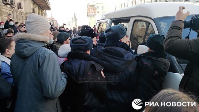 Сотрудники полиции и участники несанкционированной акции протеста во Владивостоке. Кадр видео