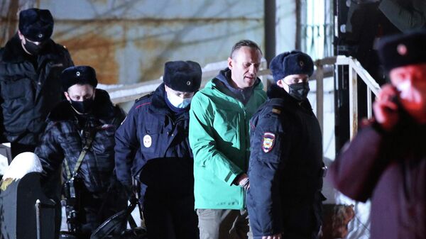 Сотрудники полиции выводят Алексея Навального из здания 2-го отдела полиции Управления МВД России по г. о. Химки