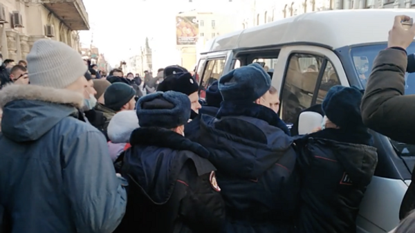 Задержания на несанкционированной акции сторонников Навального во Владивостоке