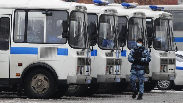 Автобусы с сотрудниками полиции в районе Манежной площади в Москве перед началом несанкционированной акции сторонников Алексея Навального