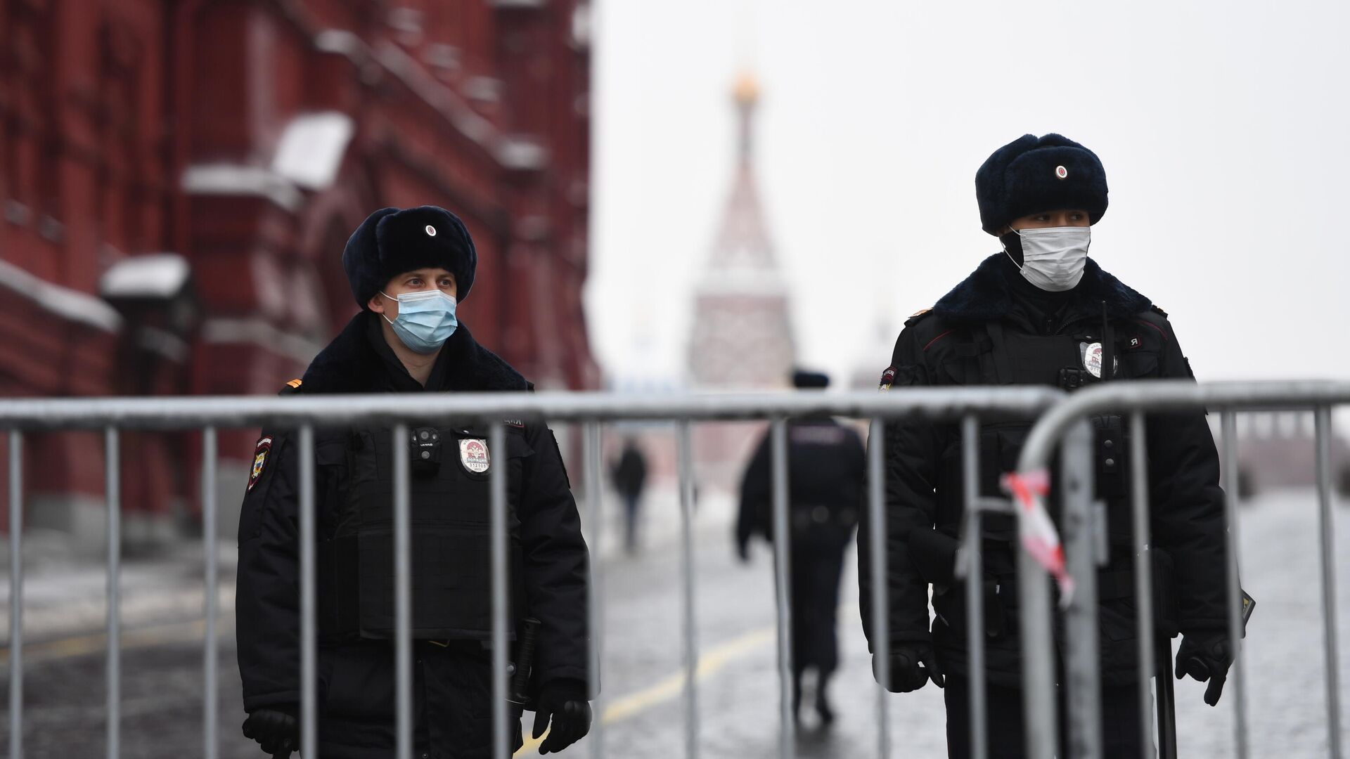 Сотрудники полиции поставили ограждения у Красной площади в Москве перед началом несанкционированной акции сторонников Алексея Навального - РИА Новости, 1920, 02.02.2021