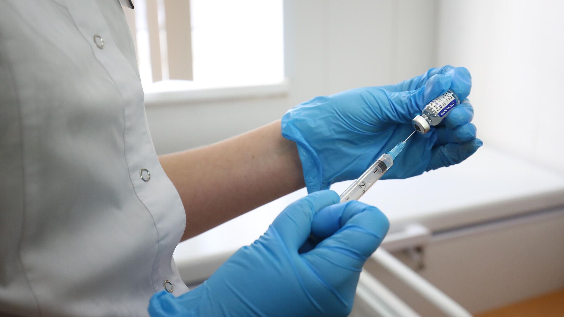 Медсестра делает прививку пациенту от коронавируса вакциной Спутник-V - РИА Новости, 1920, 30.01.2021