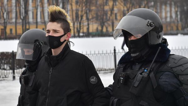 Сотрудники правоохранительных органов задерживают участника несанкционированной акции сторонников Алексея Навального в Санкт-Петербурге