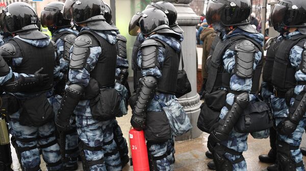 Сотрудники правоохранительных органов на Пушкинской площади в Москве во время несанкционированной акции сторонников Алексея Навального