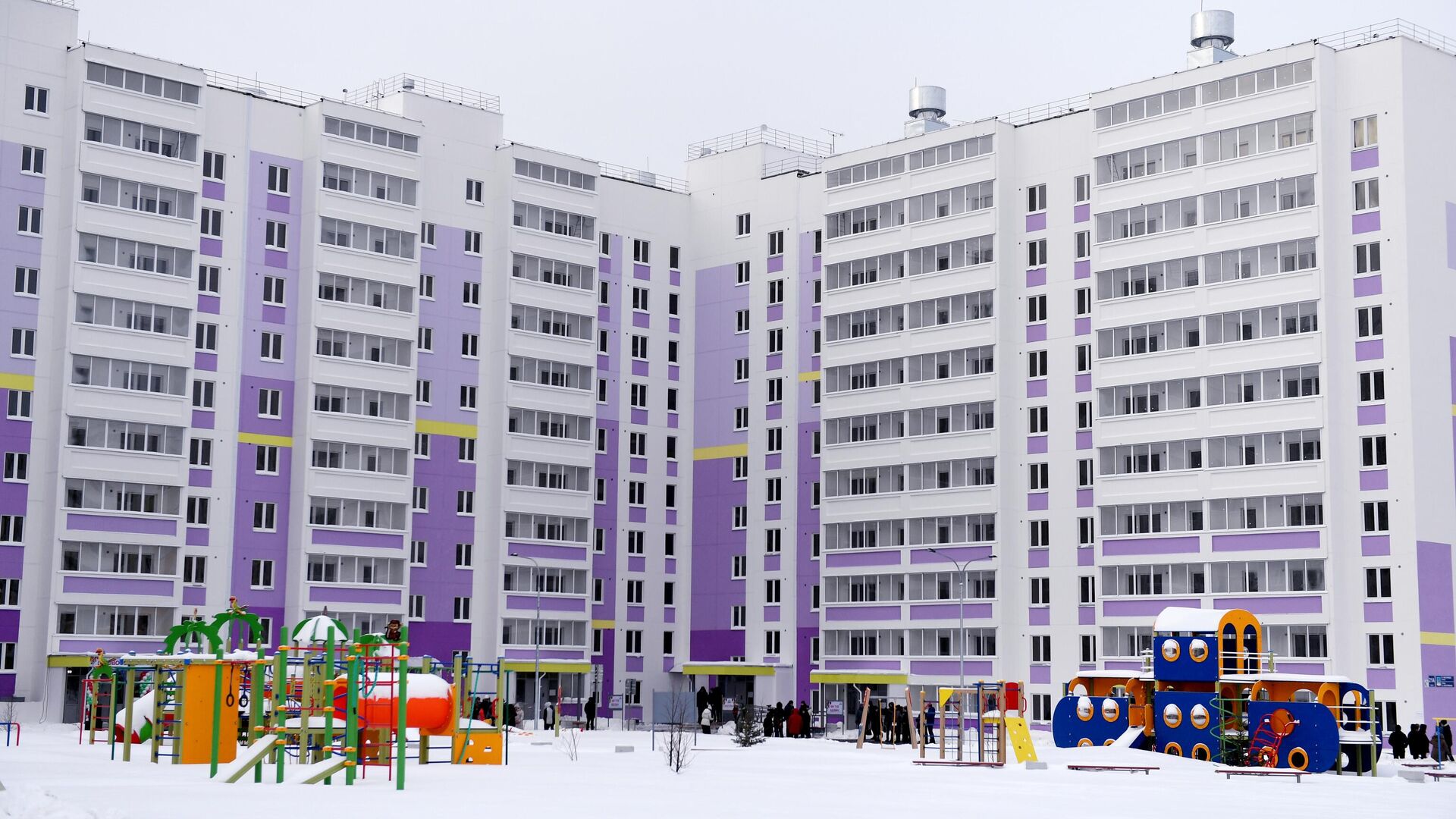 Детская площадка во дворе нового дома, построенного по программе социальной ипотеки в Набережных Челнах - РИА Новости, 1920, 28.01.2021