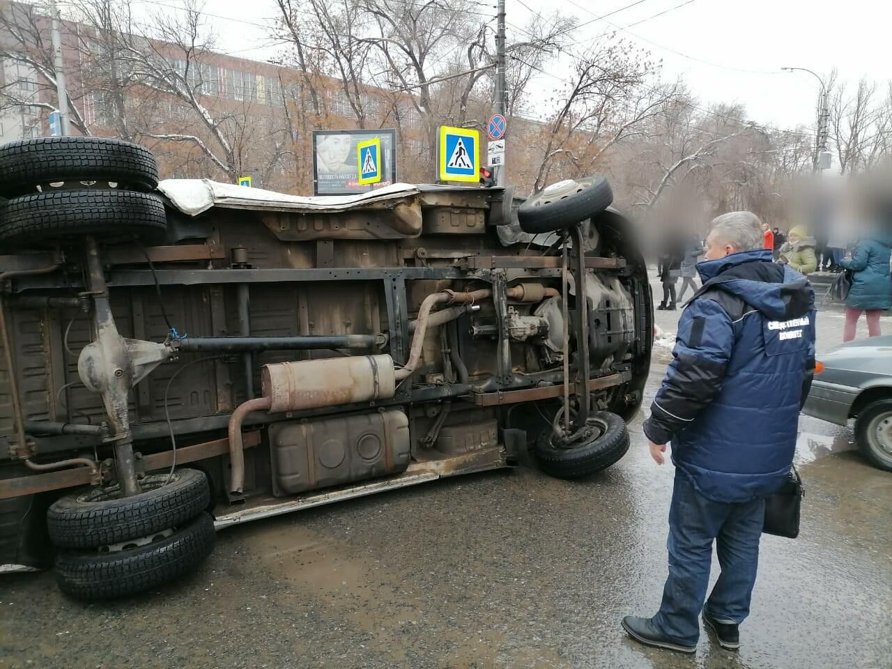 В Саратове столкнулись машина полиции и скорая, один человек погиб - РИА  Новости, 23.01.2021