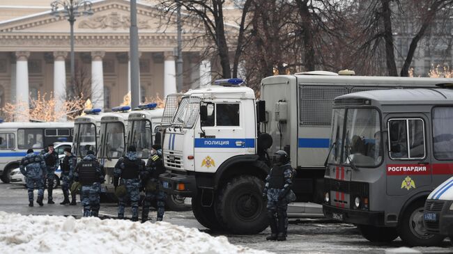 Сотрудники полиции на Театральной площади в Москве