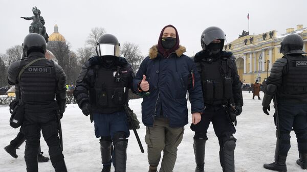 Сотрудники правоохранительных органов задерживают участника несанкционированной акции сторонников Алексея Навального в Санкт-Петербурге
