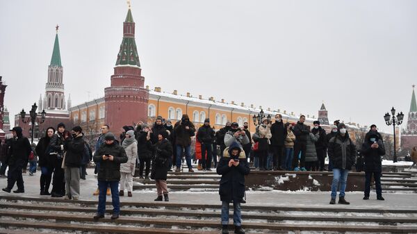 Люди на Манежной площади в Москве