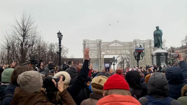 Пластиковые бутылки летят в полицейских на Пушкинской площади в Москве  - РИА Новости, 1920, 23.01.2021