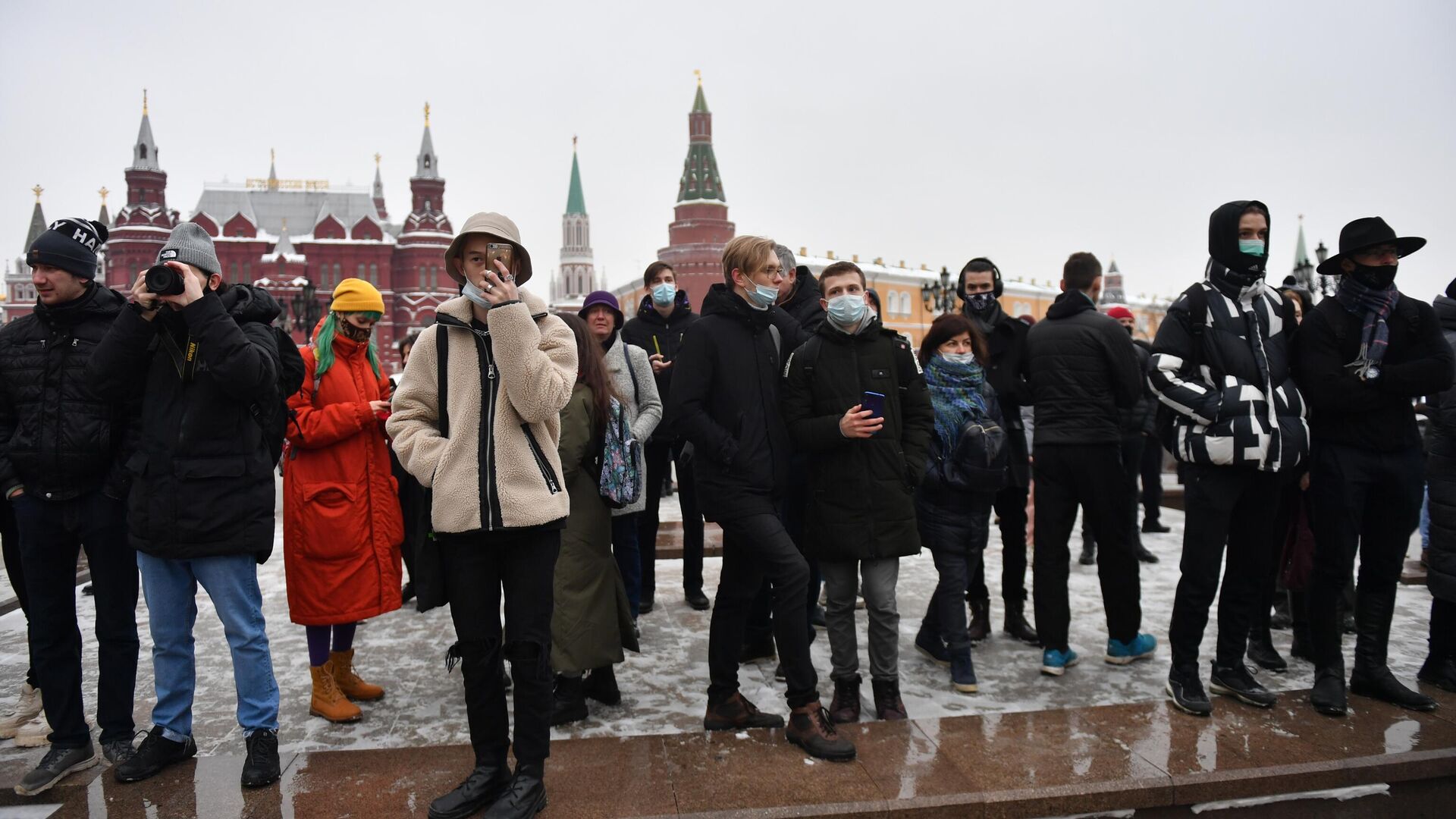 Люди на Манежной площади в Москве во время несанкционированной акции сторонников Алексея Навального - РИА Новости, 1920, 23.01.2021