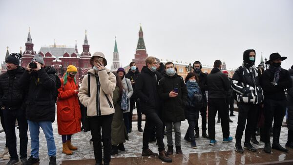 Люди на Манежной площади в Москве во время несанкционированной акции сторонников Алексея Навального