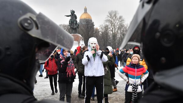 Участники несанкционированной акции сторонников Навального в Санкт-Петербурге