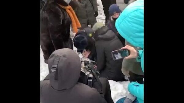 Силовики в Красноярске оказали помощь упавшему с судорогами участнику митинга