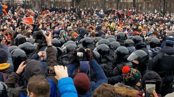 Полицейские дубинками оттесняют участников акции на Пушкинской площади