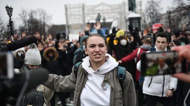 Участники несанкционированной акции сторонников Алексея Навального на Пушкинской площади в Москве