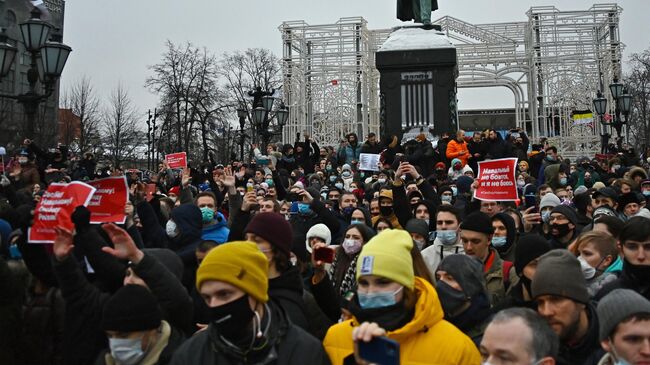 Участники несанкционированной акции сторонников Алексея Навального на Пушкинской площади в Москве