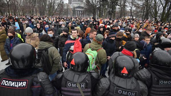 Сотрудники правоохранительных органов и участники несанкционированной акции сторонников Алексея Навального в Санкт-Петербурге