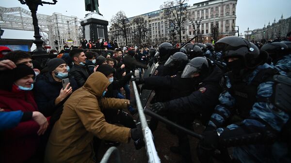 Участники несанкционированной акции сторонников Алексея Навального и сотрудники полиции на Пушкинской площади в Москве