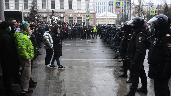 Сотрудники правоохранительных органов и участники несанкционированной акции сторонников Алексея Навального в Москве