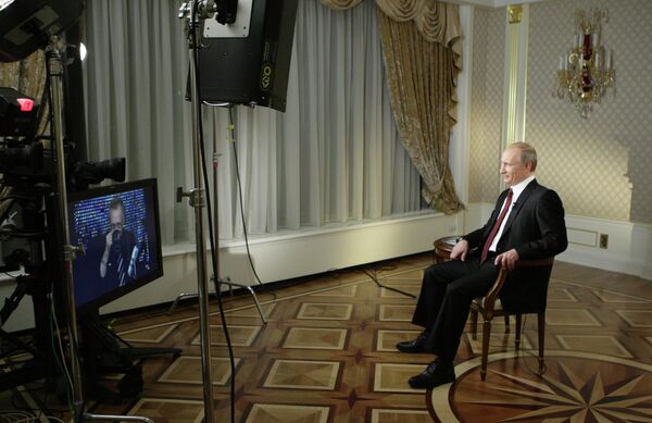 Владимир Путин отвечает на вопросы телеведущего телекомпании CNN Ларри Кинга во время интервью