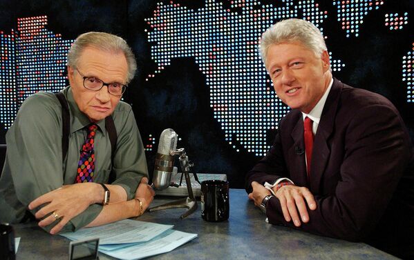 Американский телеведущий Ларри Кинг и  бывший президент США Билл Клинтон