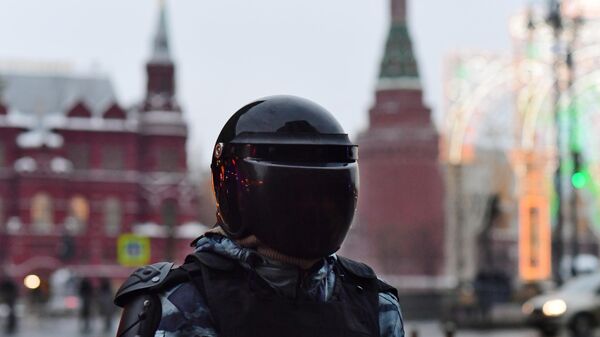 Сотрудник полиции на Манежной площади в Москве во время несанкционированной акции сторонников Алексея Навального