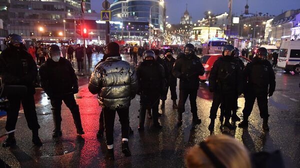 Участники несанкционированной акции сторонников Алексея Навального и сотрудники полиции на Трубной площади в Москве