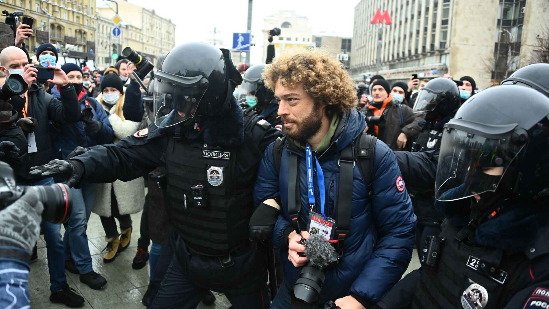 Сотрудники полиции задерживают блогера Илью Варламова во время несанкционированной акции сторонников Алексея Навального в Москве - РИА Новости, 1920, 19.04.2024