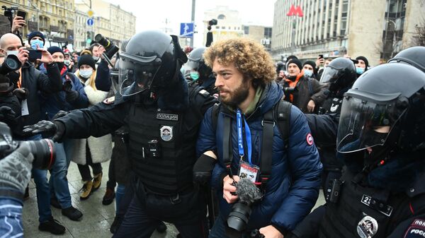 Сотрудники полиции задерживают блогера Илью Варламова во время несанкционированной акции сторонников Алексея Навального в Москве