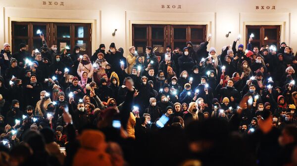 Участники несанкционированной акции сторонников Алексея Навального у здания Московского цирка Никулина на Цветном бульваре