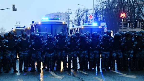 Сотрудники правоохранительных органов на Страстном бульваре во время несанкционированной акции сторонников Алексея Навального в Москве