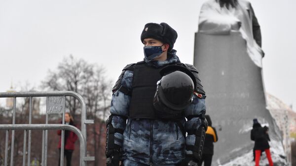 Сотрудник Росгвардии на Театральной площади в Москве во время несанкционированной акции сторонников Алексея Навального
