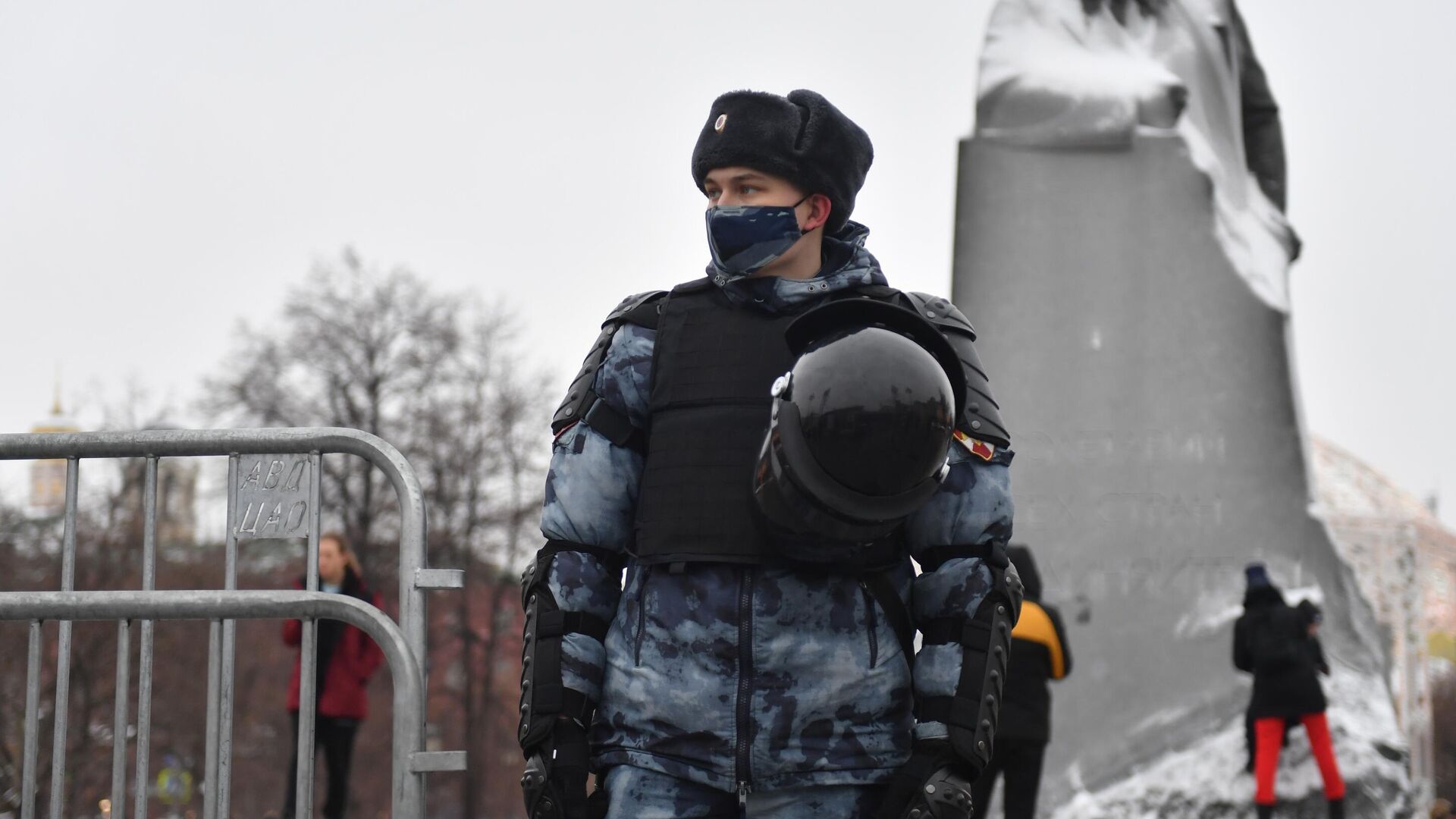 Сотрудник Росгвардии на Театральной площади в Москве во время несанкционированной акции сторонников Алексея Навального - РИА Новости, 1920, 24.01.2021