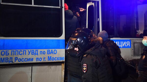 Сотрудники полиции задерживают участников несогласованной акции сторонников Алексея Навального у СИЗО Матросская Тишина в Москве