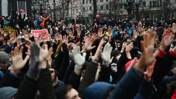 Участники несанкционированной акции сторонников Алексея Навального на Пушкинской площади в Москве