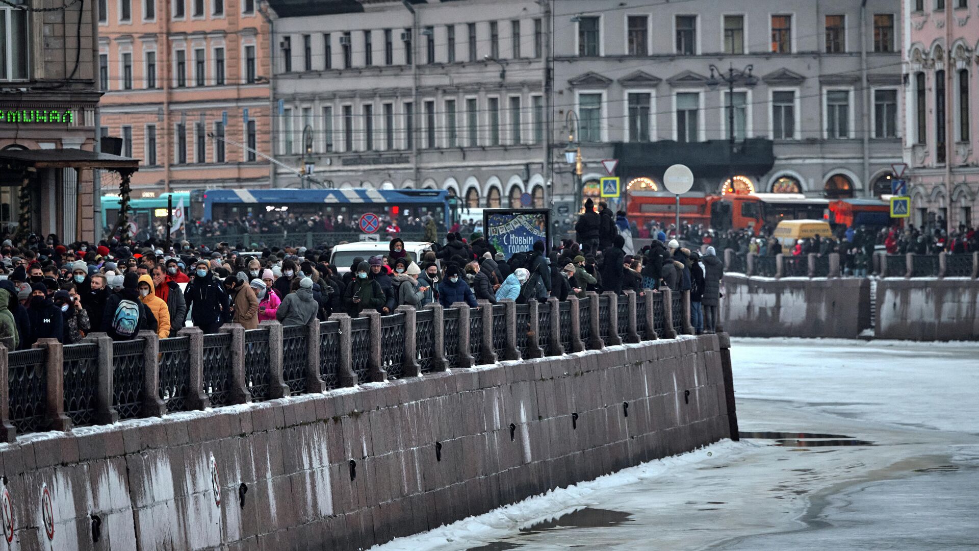 Участники несанкционированной акции сторонников Алексея Навального на набережной реки Мойка в Санкт-Петербурге - РИА Новости, 1920, 24.01.2021
