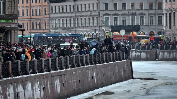 Участники несанкционированной акции сторонников Алексея Навального на набережной реки Мойка в Санкт-Петербурге