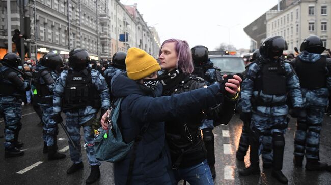 Участники несанкционированной акции сторонников Алексея Навального в Москве