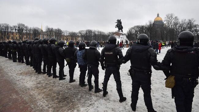 Сотрудники правоохранительных органов и участники несанкционированной акции сторонников Алексея Навального в Санкт-Петербурге