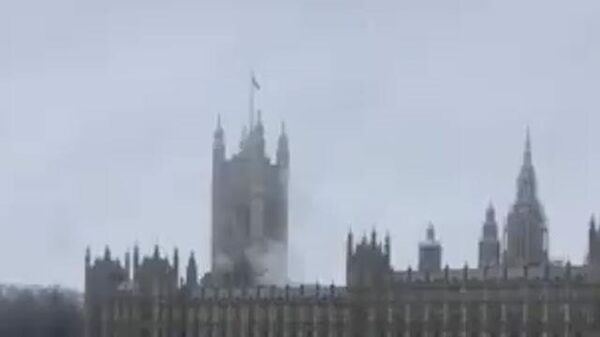 Дым над зданием британского парламента   