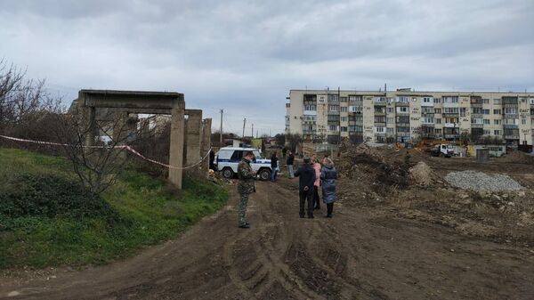 Обрушении бетонной плиты на заброшенном недострое в поселке Орловка Нахимовского района Севастополя