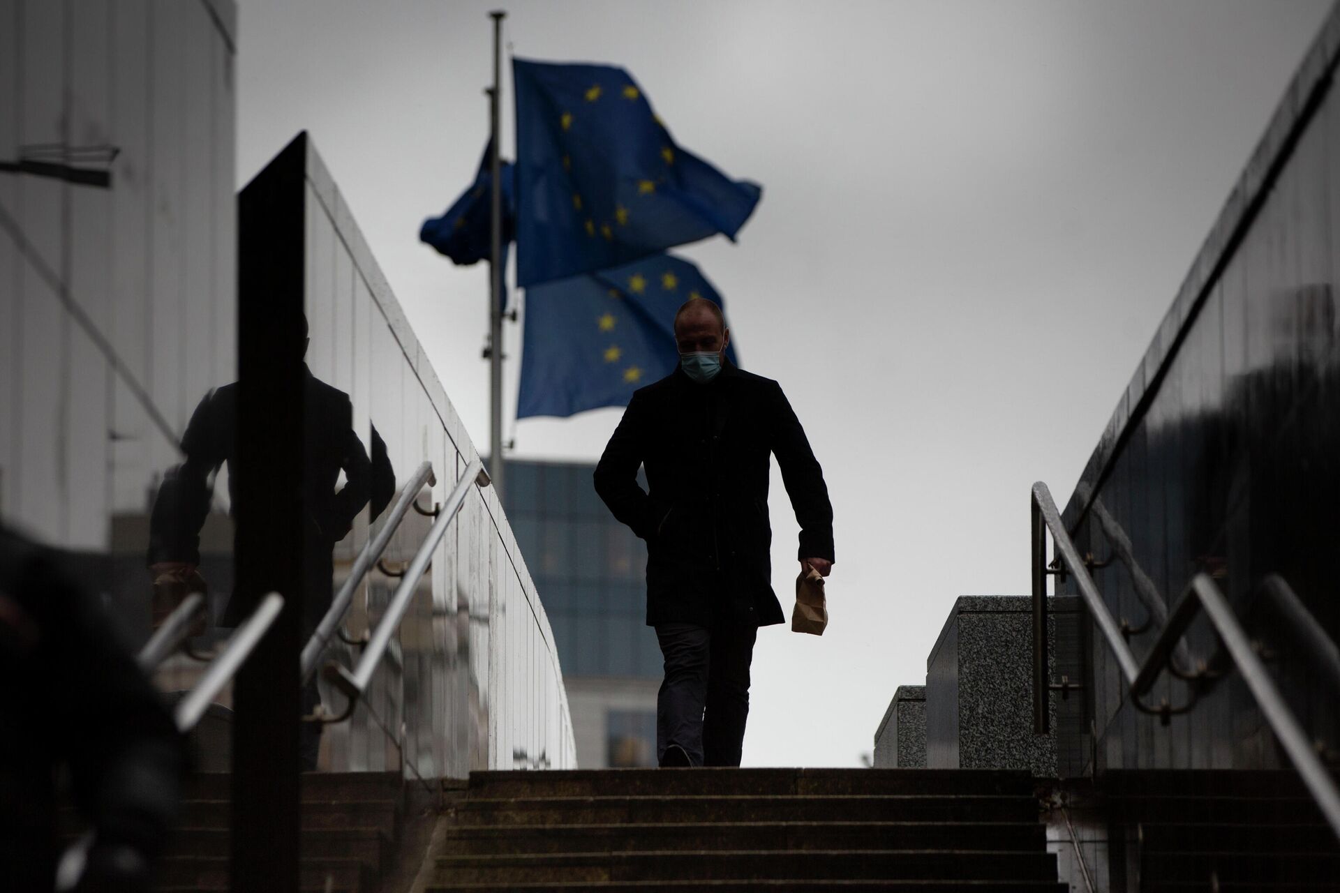 Мужчина проходит мимо штаб-квартиры Европейского союза в Брюсселе - РИА Новости, 1920, 26.01.2021