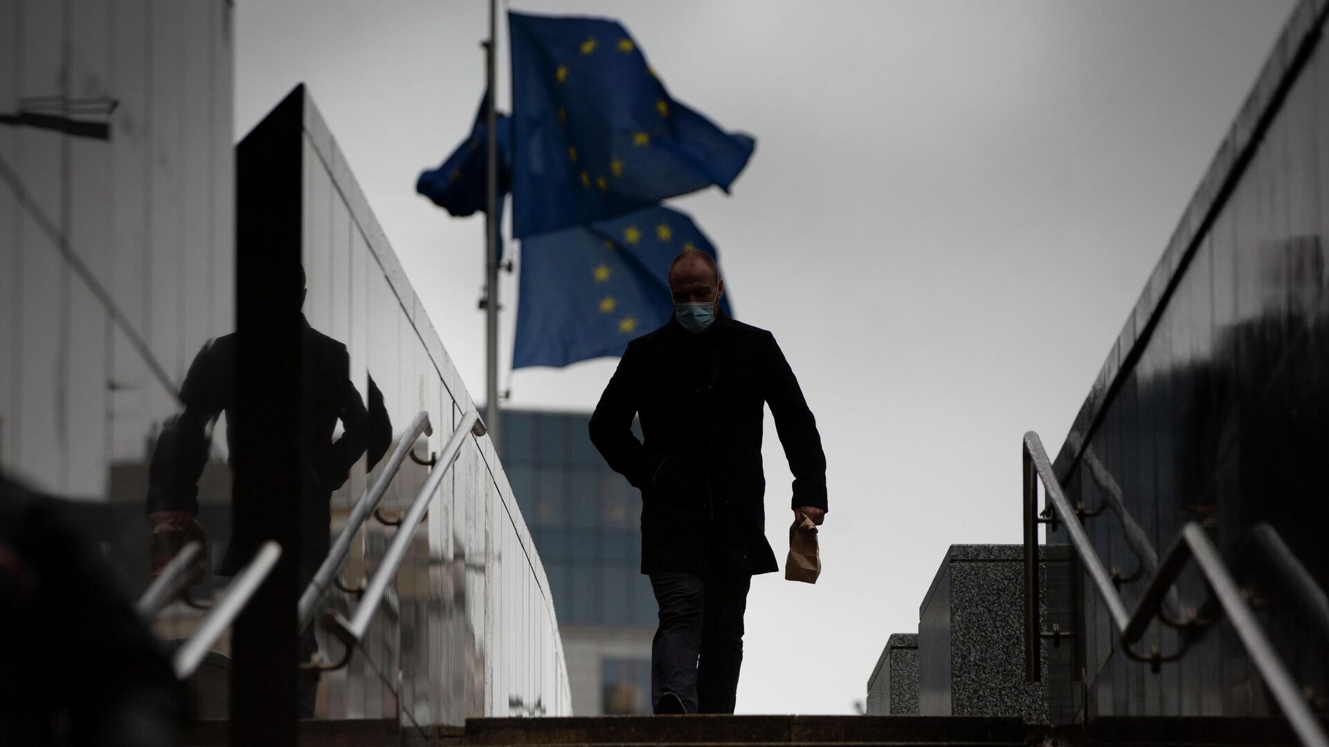 Мужчина проходит мимо штаб-квартиры Европейского союза в Брюсселе - РИА Новости, 1920, 15.04.2021
