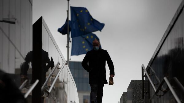 Мужчина проходит мимо штаб-квартиры Европейского союза в Брюсселе