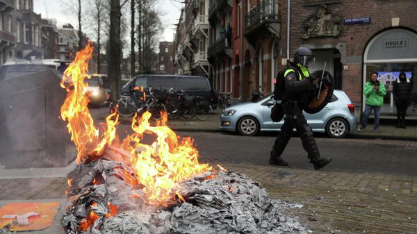 Полиция Амстердама во время разгона демонстрации против мер правительства по борьбе с коронавирусом