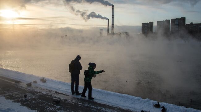 Прохожие на Кожуховском пруду в Москве