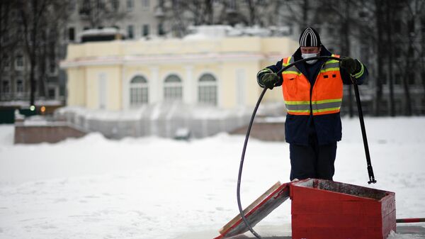 Сотрудник ГУП Мосводосток проводит работы по аэрации Патриарших прудов в Москве.